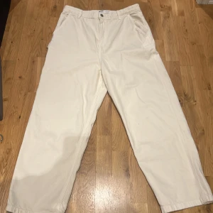 Snickarbyxor  - Oanvända snickarbyxor från Bershka i storlek 42. Krämvita/ljusbeiga.
