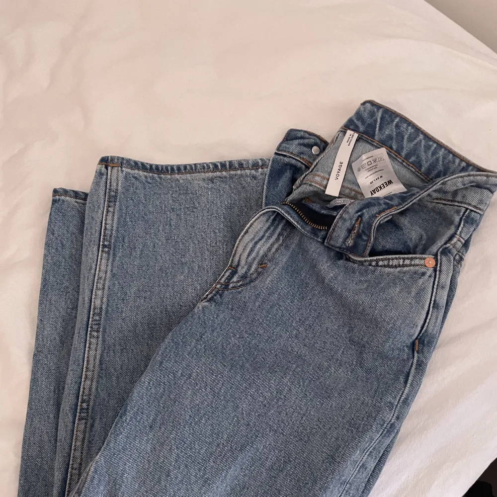 voyage jeans från weekday i W24 L28, knappt använda 🤎. Jeans & Byxor.