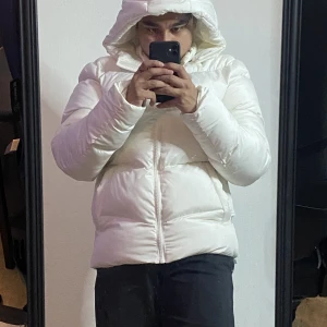  HELT NY! Puffrig vinterjacka VIT - HELT NY! Puffer jacket från Asos. Den går att ta av luvan om så önskas. 