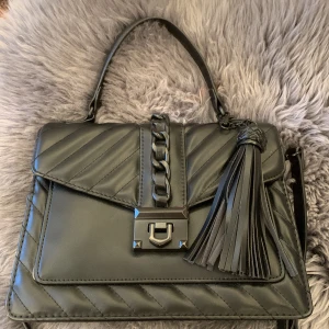 Väska  - Väska från Aldo Höjd: 20 cm Längd: 24 cm  Vidd: 11 cm  Handtag: 11 cm Justerbarart Axelband, använd fåtal gånger skriv för mer info🥰 