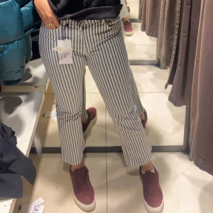 Cropped jeans  - Cropped jeans från Zara. Storlek 36. 90kr + frakt på 62