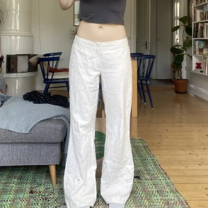 Linnebyxor - Utsvängda sköna linnebyxor med spetsdetaljer vid fötterna. Midjemått ca 80 cm! Jag är 169 och de är långa på mig :)
