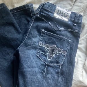 Jeans dolce&gabbana - Jättecoola lågmidjade jeans. Mörkblå.  Nyskick!  Skulle gissa på storlek 36? S/M Jag är 174