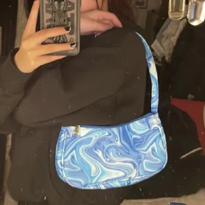 Blå axelväska - Säljer då den inte är min stil💙Fick den som gratis gåva av en säljare på tise💙Aldrig tagit ur den ur påsen förutom nu då jag tog kortet💙Tror att den är ifrån shein💙