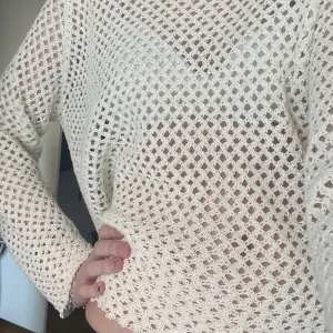 Vit håltröja - Pris kan diskuteras.  Bra skick men har ett hål på baksidan. 