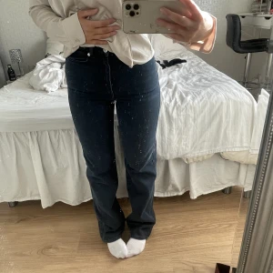 Snygga jeans  - Säljer dessa snygga jeans från weekday i storlek 27/32 💕