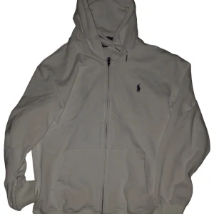 Polo Ralph Lauren Hoodie - Säljer för den satt för tajt så ska köpa en storlek större. Helt ny endast testad.  Köpt här på Plick. Priset kan diskuteras. ✅ 