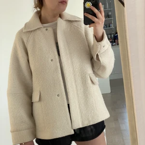 Jacka i ull - Jacka i ullblandning från märket Kiomi, köpt på Zalando. Storlek 36 men oversized så passar även större. I använt skick så därav lite nopprig.