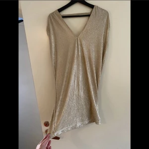 Guldig blus/klänning - Jättefin guldig blus/klänning Aldrig använd, väldigt stretchig💕