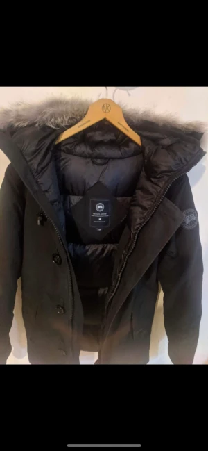 Canada goose  - Hej! Säljer nu min Canada goose jacka, det är en damjacka men den ser inte dum ut till killar heller! Inget kvitto finns tyvärr men finns qr-kod och lappar innuti så du kan se att den är äkta! Tänker att ja säljer den för 6,000kr Skick: 9/10 Storlek: S/M
