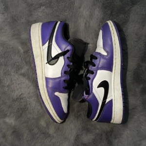 AIR JORDAN 1 LOW COURT PURPLE STRL. 36.5  - Säljer lite av min lillebrors skor som han har vuxit ur, kan gå i god för att dom är äkta. Nypris 2950 kr 😊 pris kan diskuteras. 