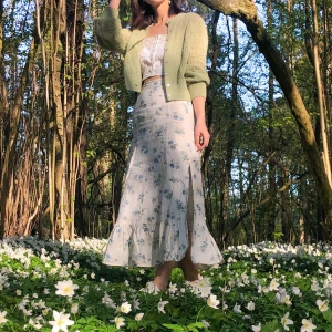 & Other Stories blommig midikjol - Vit linnekjol från & Other Stories med blåa blommor. Kjolen har en slits och volang nertill, riktigt bekväm och fin sommarkjol. Storlek 34.