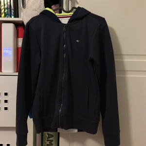 Tommy hilfiger tröja nypris - Strl. 164 Pris går att diskuteras