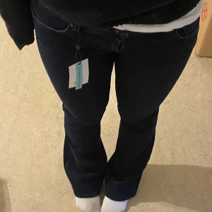 Pepe jeans - Marinblåa pepe jeans, oanvända💕 Storlek: 29x32 Jag är 165 cm, lite långa men det funkar💗 Köpte dem för 899kr❣️