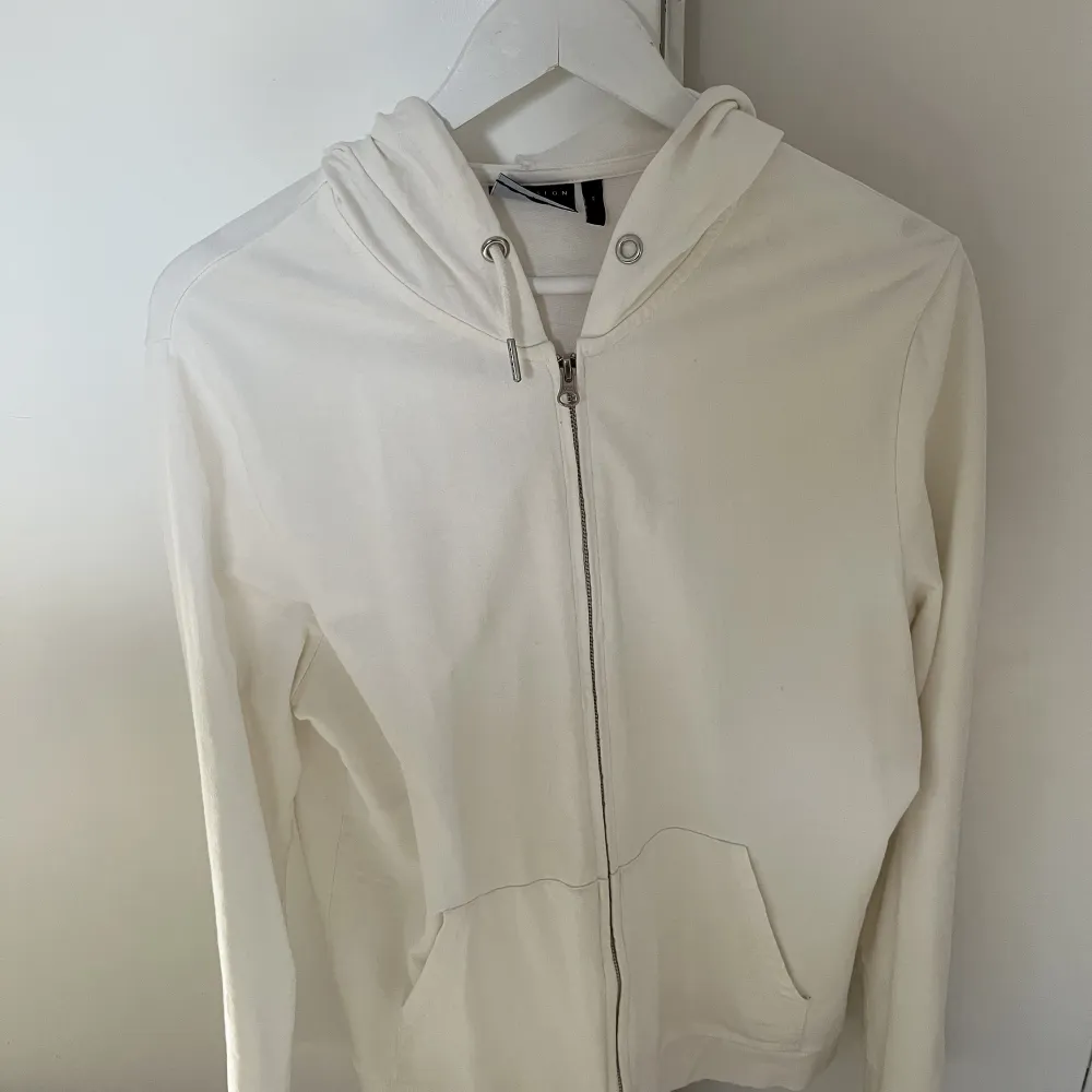 Vit zipuphoodie från ASOS i storlek M.  Frakt tillkommer💗. Hoodies.