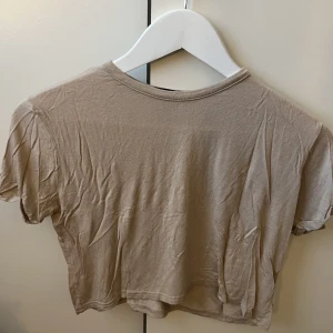 T shirt  - Croppad t shirt från Pretty Little Thing. Aldrig använt. Storlek 36