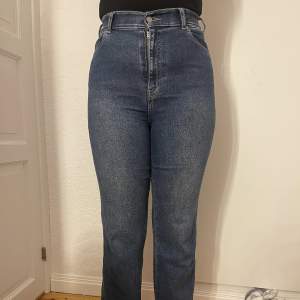 Stretchiga jeans från Dr Denim i modellen Moxy straight🌟  Storlek: M/32 Nypris: 599kr