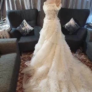 Brudklänning  - Brudklänning används bara en gång  helt nytt 