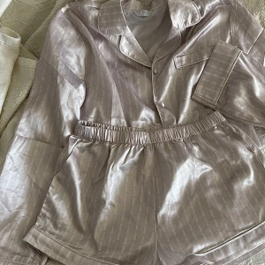 Satin set lounge - Säljer nu mitt älskade satin set från lounge i strl M!💕 sitter superbra på mig som är 171 cm lång!🫶 knappt använt så helt i nyskick🤍 nypris är 700 kr & jag säljer för 350 kr + frakt!❤️helt slutsålt ❣️lite rosa aktig i färgen!