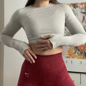 Gymshark vital seamless crop top  - Gymshark äldre modell av deras vital seamless crop top i färgen light grey. Fint skick🌸