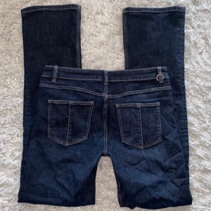 Lågmidjade Jeans - Säljer dessa jeans eftersom de inte kommer till någon använding, jag är 1,65 cm lång och brukar bära S-M på jeans, använd köp nu💗