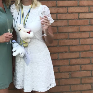 Studentklänning i spets - Säljer min fiiiina studentklänning i spets med lite puffiga axlar. Älskar den!!!! Perfekt till urspringet😍