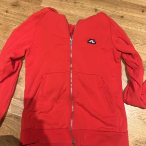 J.Lindeberg kofta  - Röd kofta, knappt använd