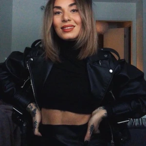 ASBALL SKINNJACKA - Fuskskinn i bra kvalitet (flagnar ej) från Zara i XS men Oversize modell. Sitter så snyggt verkligen! Cool fit.