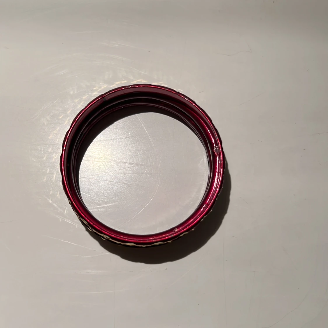 Armband i guld & vinrött.  - 91