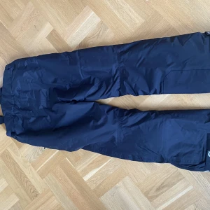 Skidbyxor junior 164cm  - Helt oanvända skidbyxor eller termobyxor från Kappahl av märket Woxo