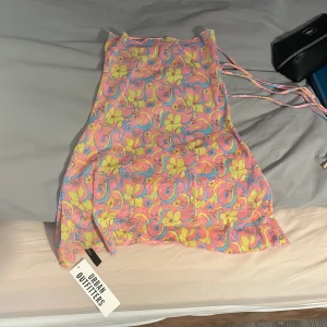 urban outfitters - vet inte exakt hur den här ska se ut på😂 fick den men fattar inte, men den e split ny och är typ mesh material, ganska säker på det är någon slags topp!