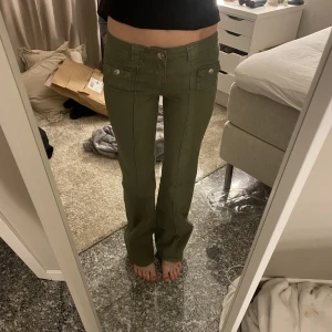 Hm jeans - Säljer dessa superfina hm jeans i både grönt och svart helt oanvända. Köpte i två olika storlekar så därför säljer jag de i storlek 36! Super snygga och passar till allt, jeansen är även slutsålda!
