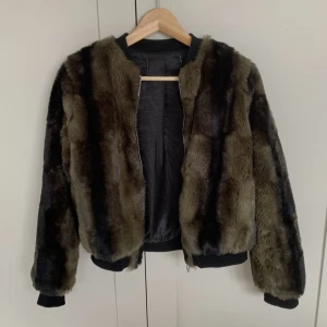 Bomberjacka i päls - Bomberjacka i fuskpäls, brun/svart/oliv. 
