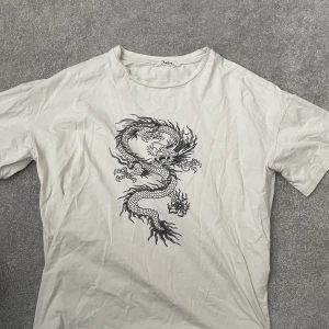 Vit T-shirt med tryck - Vit T-shirt med tryck 