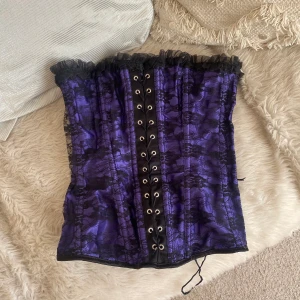 Lila-svart korsett - Cool och söt korsett med både snörning och dragkedja, spetsdetaljer. S/XS