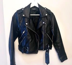 Läder/ skinn jacka  - Jätte fin skinn jacka/ jacka i konst läder. Storlek S. Ordinariepris 519 SEK, säljer den nu för 250 SEK :) kan fraktas eller mötas upp i Stockholm/Norrköping