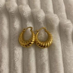 Guld örhängen  - Fina guld örhängen i helt nyskick💗