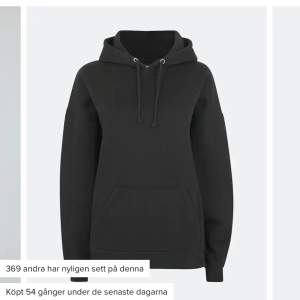 Säljer min svarta hoodie från bikbok då den inte kommer till användning längre💕köparen står för frakten!