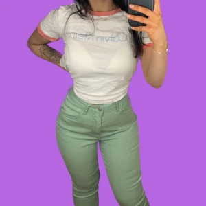 Gröna byxor  - Jätte söta men satt inte tillräckligt bra på mig vid midjan. Hoppas dom kommer komma till användning för någon anan :) 