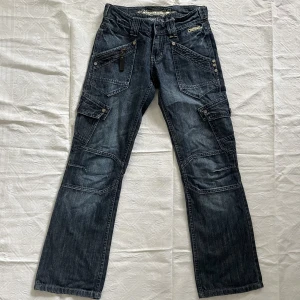 Diesel cargo jeans  - Supersnygga cargojeans från diesel med en en straight fassform❤️‍🔥 Midjemått: 78 cm Längd: 95 cm Innerbenslängd: 75cm