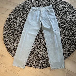 Woodbird jeans (Aldrig använda) ljusa - Woodbird jeans ljusa i storlek 31 / 32. Helt oanvända så är i skicket 10/10. Straightlegfit. Nypris 1500kr.