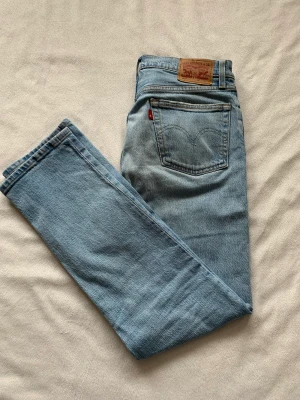 Levi's jeans 501 - Blåa Levis jeans i storlek W28 L30 Sparsamt använda - inga defekter  Modellen 501 Kan skickas