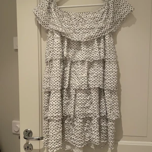 Prickig klänning Zara - Säljer min prickiga klänning från zara som jag köpte i somras. Har bara använts 1 gång. Köpare står för frakt❤️