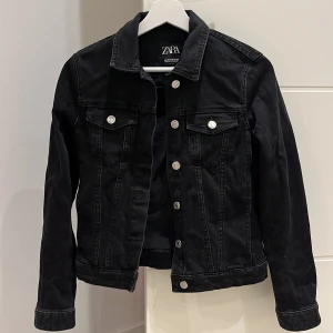 Jeans jacka  - Svart jeansjacka från Zara