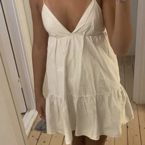 Studentklänning vit - En vit superfin klänning från zara. Slutsålt och aldrig använd❤️Perfekt till student eller midsommar! Modellen är nästintill densamma som på första bilden. Dock har klänningen brodyr längst ned! (Sista bilden) ❤️‍🔥 Nypris 400kr 