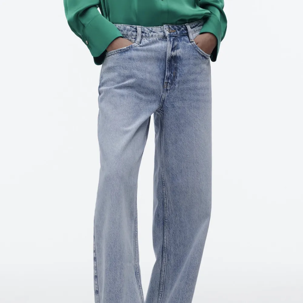 Säljer dessa ljusa jeansen ifrån zara. Perfekta till våren! Storlek S. Fint skick! Frakt tillkommer❤️. Jeans & Byxor.