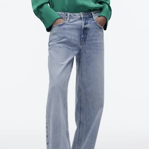 Ljusa jeans zara - Säljer dessa ljusa jeansen ifrån zara. Perfekta till våren! Storlek S. Fint skick! Frakt tillkommer❤️