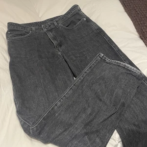 Gråa jeans - Jeans från weakday. Modellen Rowe, storlek 31/30. Nyskick 🤍  Köparen står för frakten 🫶🏽