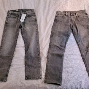 Levi jeans - Båda paren är 30 i midjan Paret på vänster är 30 i längd och den på höger är 32  Den på vänster är helt ny oanvänd  Den på höger har hål vid knäna 