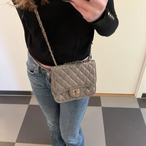 Väska - Säljer denna grå/bruna axelremsväska ❤️‍🔥 Köptes för längesen och vet därav inte vart den är ifrån. Den är ganska sliten och rostig men väldigt fin!